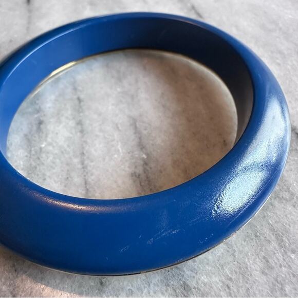 Tory Burch - Gold and Navy Resin Oval Bangle Bracelet - Picture 7 of 10